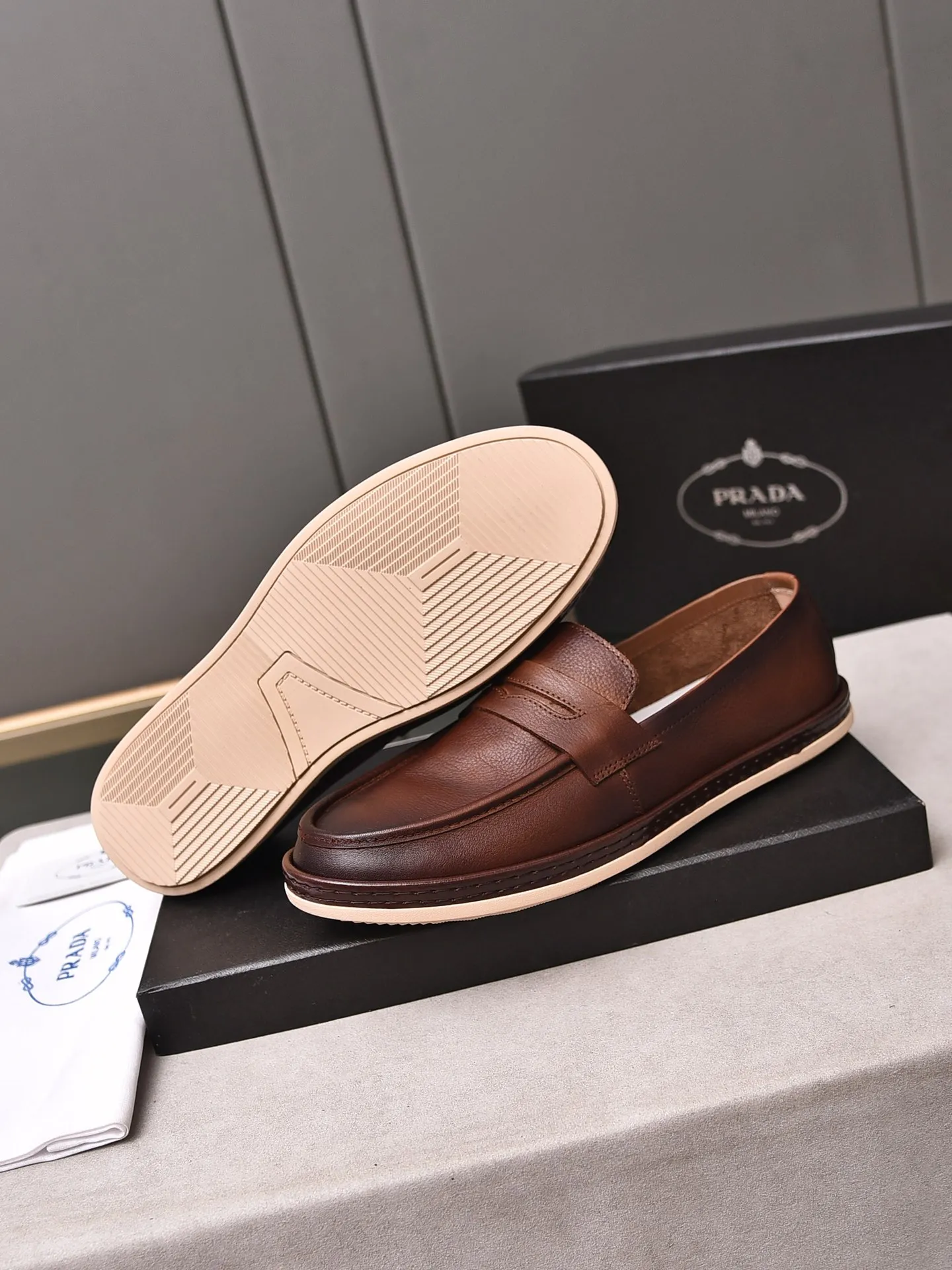 👟👟👟Men's Men's Shoes💰P460 [Artificial Rubbing Color]🆕🔥New Updates🔥👟PRADA (Prada) new products are released, imported soft cowhide, fashionable to allow air to penetrate the entire shoe, awesome shoes [strong] bring extremely comfortable and breathable feeling! Beautiful inside and out! Exquisite workmanship, top-grade cowhide material, 😌Size: 38~44, single color choice.